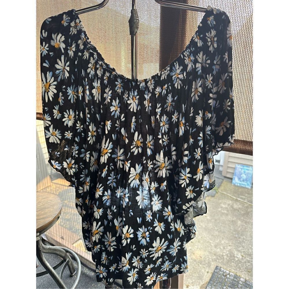 Navy blue elastic top bat wing open sleeve with daisies 